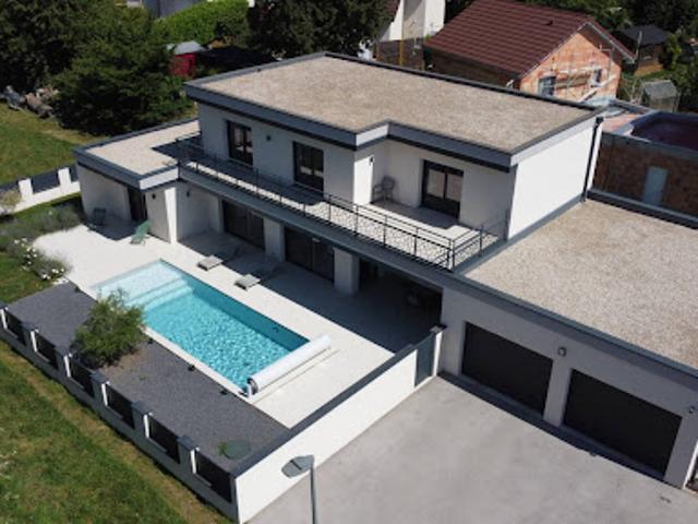Maison avec piscine et terrasse