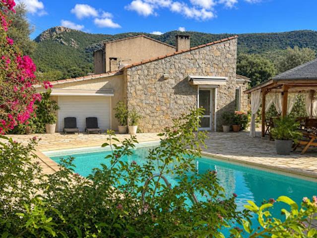 Maison avec piscine et terrasse