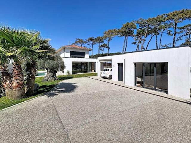 Maison avec piscine et terrasse