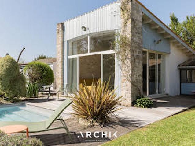 Maison avec piscine et jardin