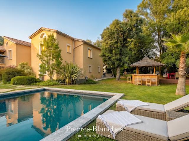 Maison avec piscine et terrasse