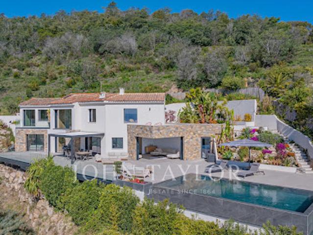 Maison avec piscine en bord de mer