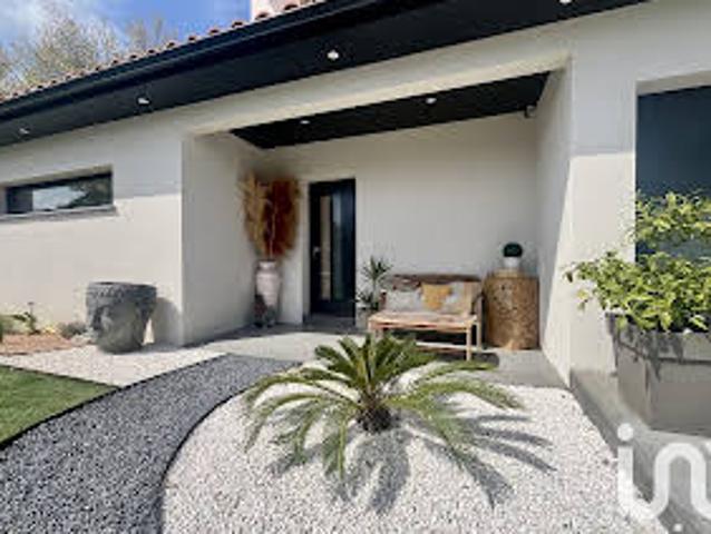 Maison avec piscine et terrasse