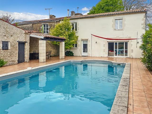 Maison avec piscine et terrasse