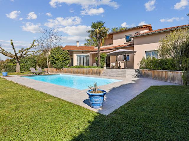 Maison avec piscine et terrasse