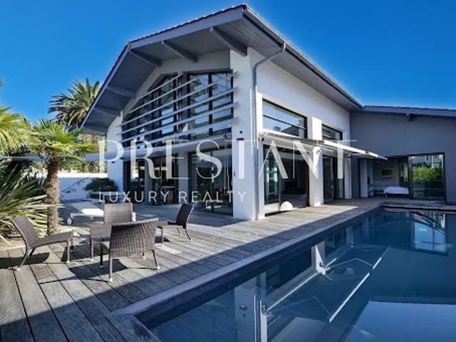 Maison avec piscine et terrasse