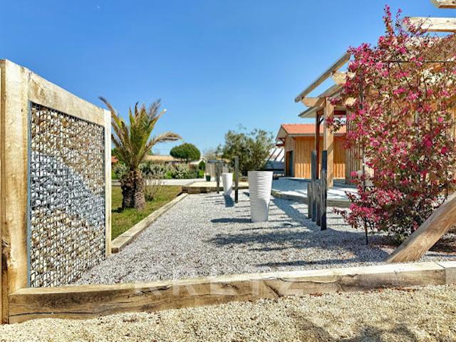 Maison avec piscine et terrasse
