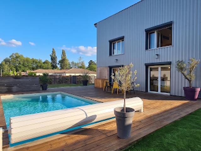 Maison avec piscine et terrasse