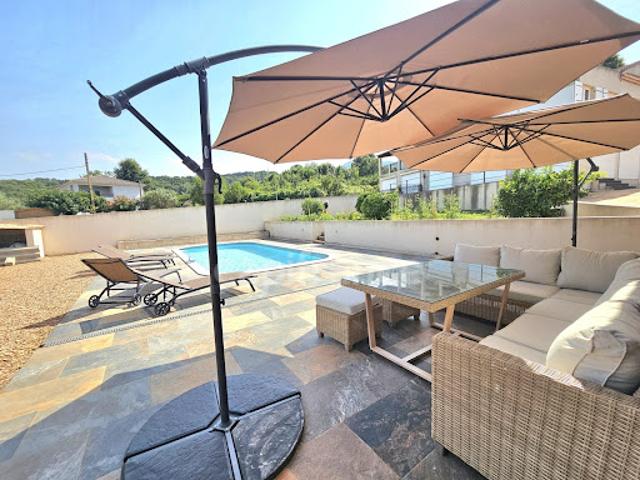 Maison avec piscine et terrasse