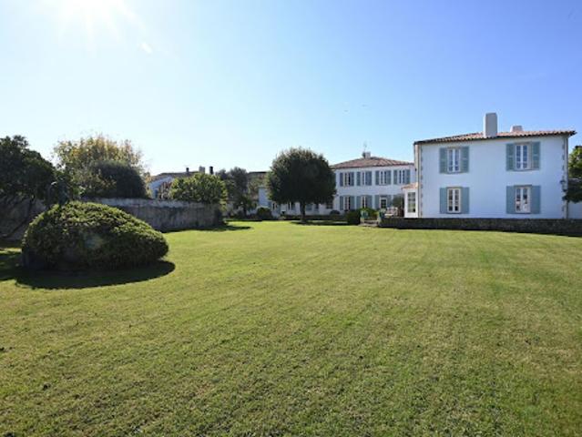 Maison avec piscine et terrasse