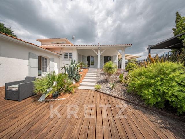 Maison avec piscine et terrasse