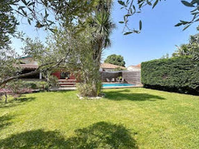 Maison avec piscine et terrasse
