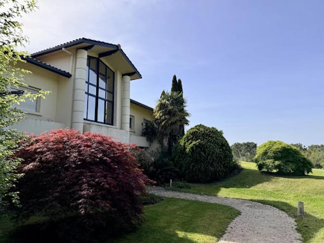 Maison avec piscine et terrasse