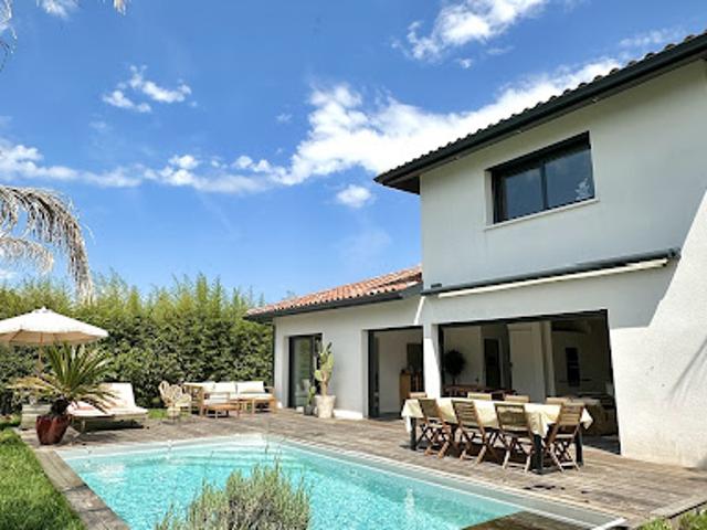 Maison avec piscine et terrasse