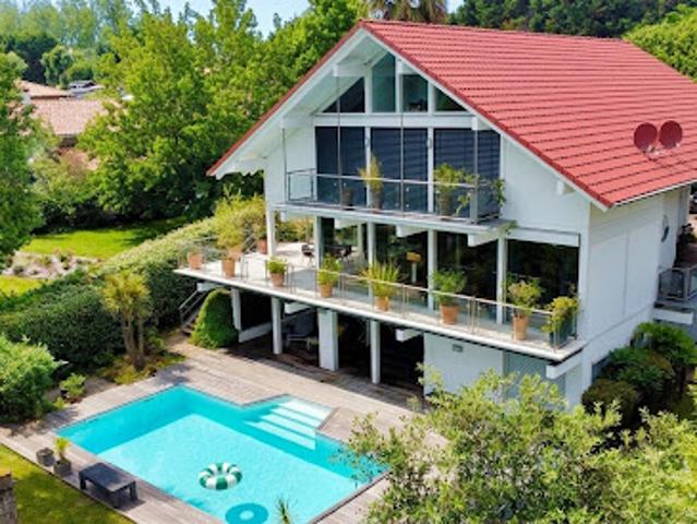 Maison avec piscine et terrasse