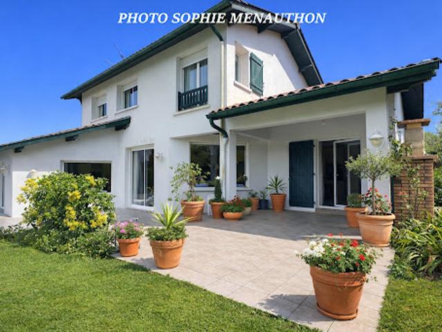 Maison avec piscine et terrasse