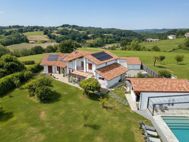 Maison avec piscine et terrasse