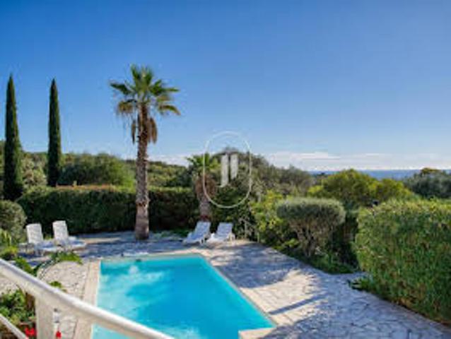 Villa avec piscine et terrasse