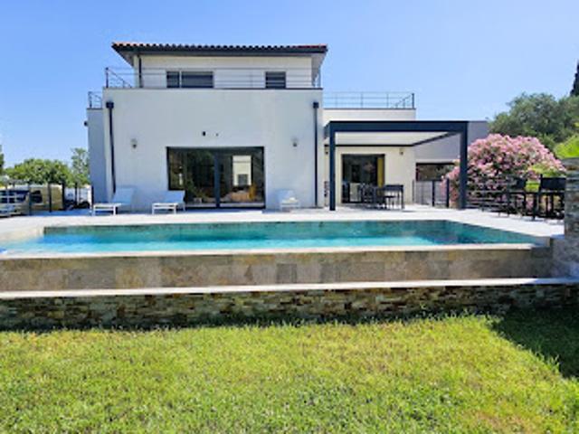 Maison avec piscine et terrasse