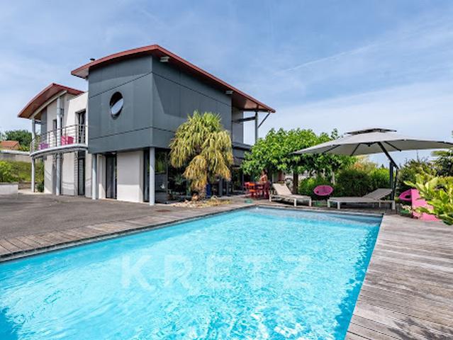 Maison avec piscine et terrasse