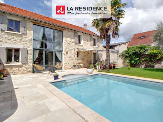 Maison avec piscine et terrasse