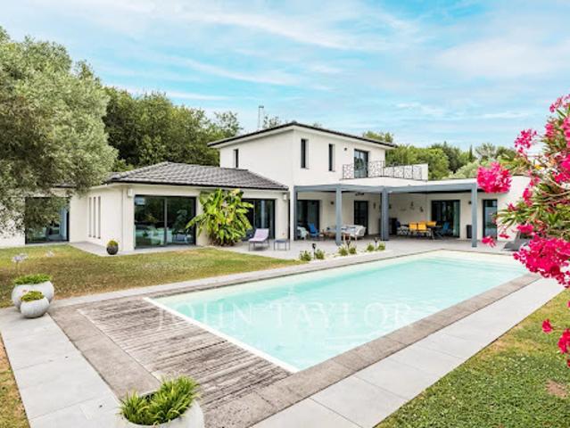 Maison avec piscine et terrasse