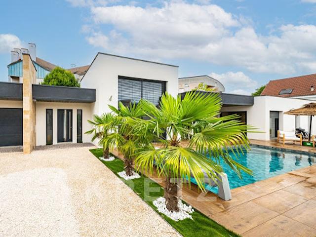 Maison avec piscine et terrasse