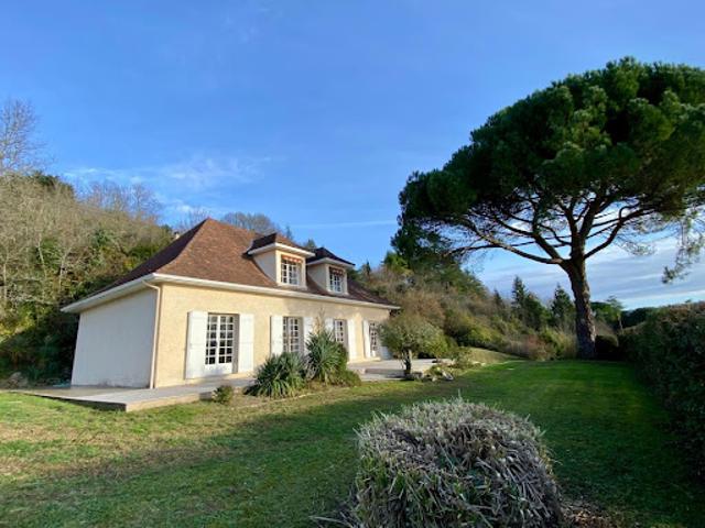 Maison avec piscine et terrasse