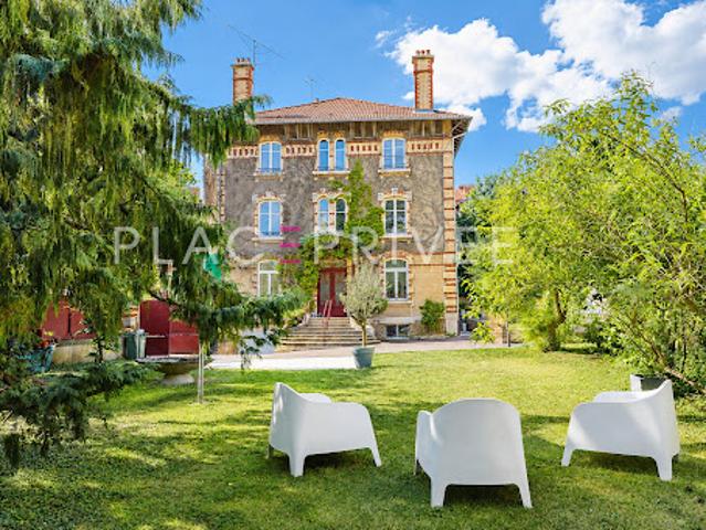 Maison avec piscine et terrasse