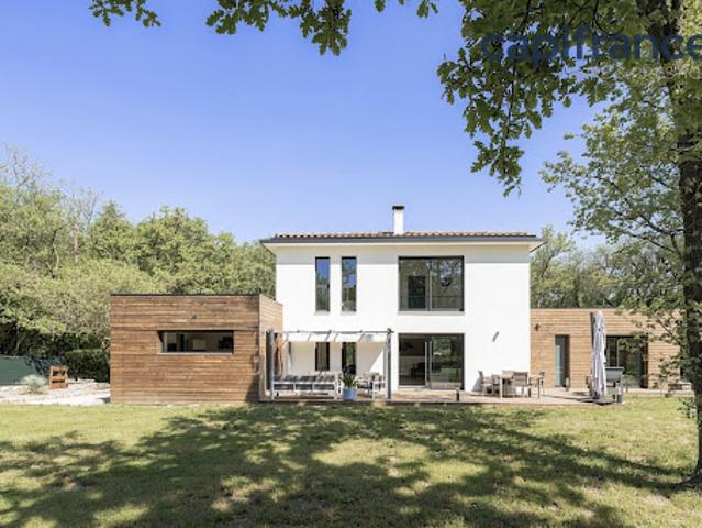 Maison avec piscine et terrasse