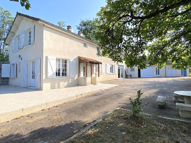 Maison avec piscine et terrasse