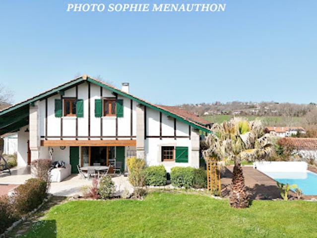 Maison avec piscine et terrasse