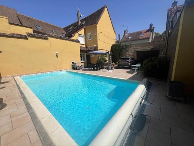 Maison avec piscine et terrasse