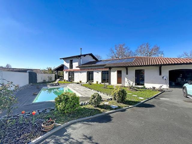 Maison avec piscine et terrasse