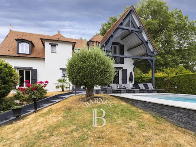 Maison avec piscine et terrasse