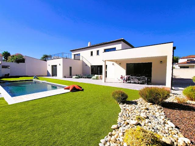 Maison avec piscine et terrasse