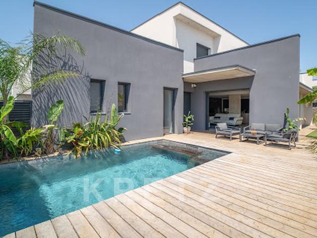 Maison avec piscine et terrasse