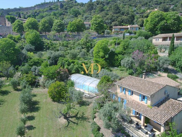 SOUS OFFRE Maison avec piscine et vue dégagée