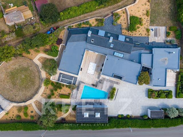 Maison avec piscine en bord de mer
