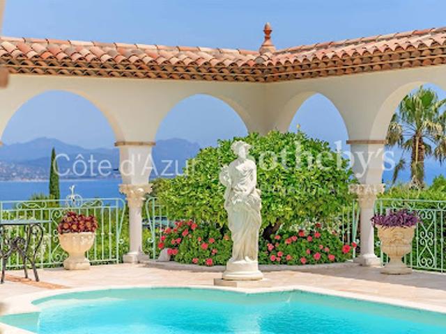 Maison avec piscine en bord de mer