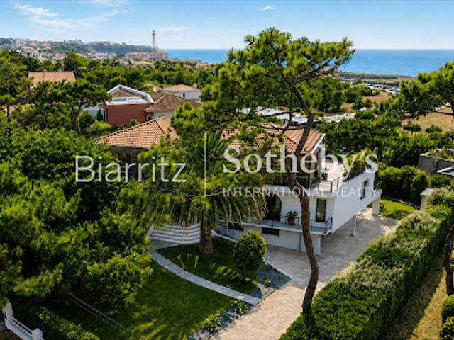 Maison avec piscine en bord de mer