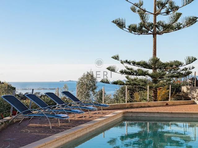 Maison avec piscine en bord de mer