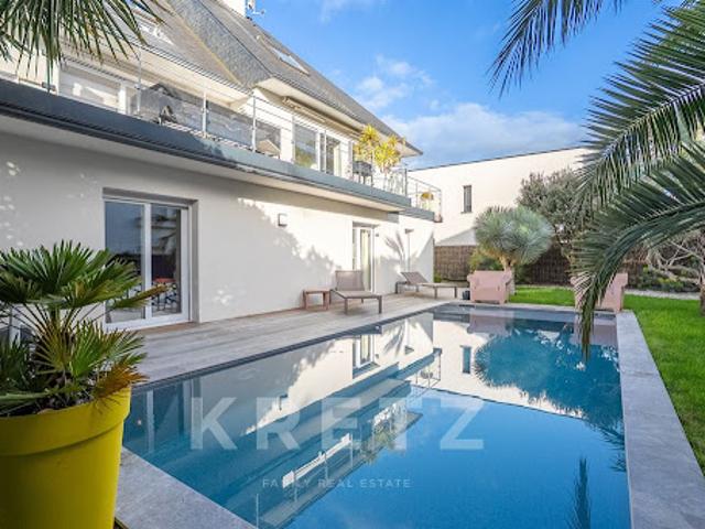 Maison avec piscine en bord de mer