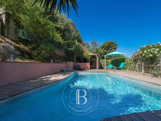 Maison avec piscine en bord de mer