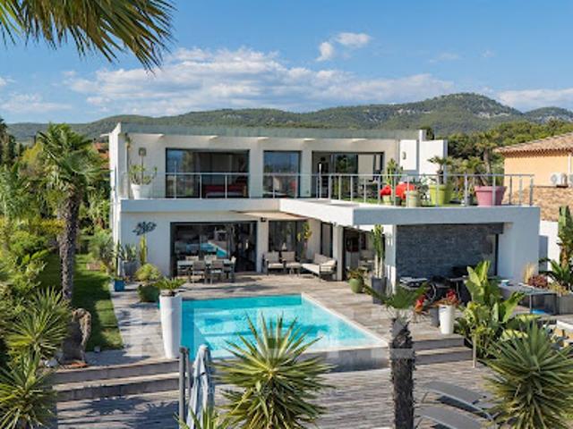 Maison avec piscine en bord de mer