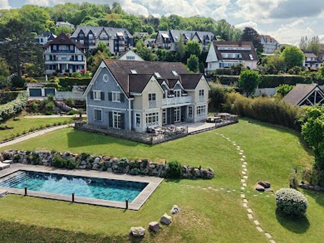 Maison avec piscine en bord de mer