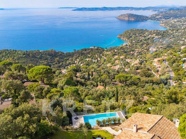 Maison avec piscine en bord de mer