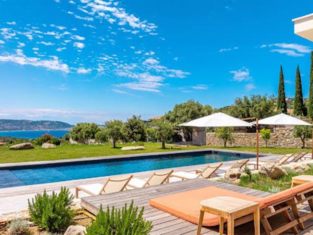 Maison avec piscine en bord de mer