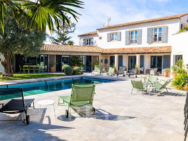 Maison avec piscine en bord de mer