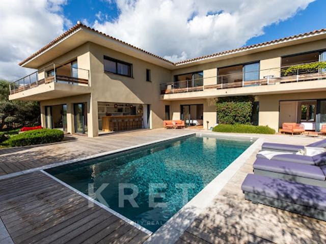 Maison avec piscine en bord de mer